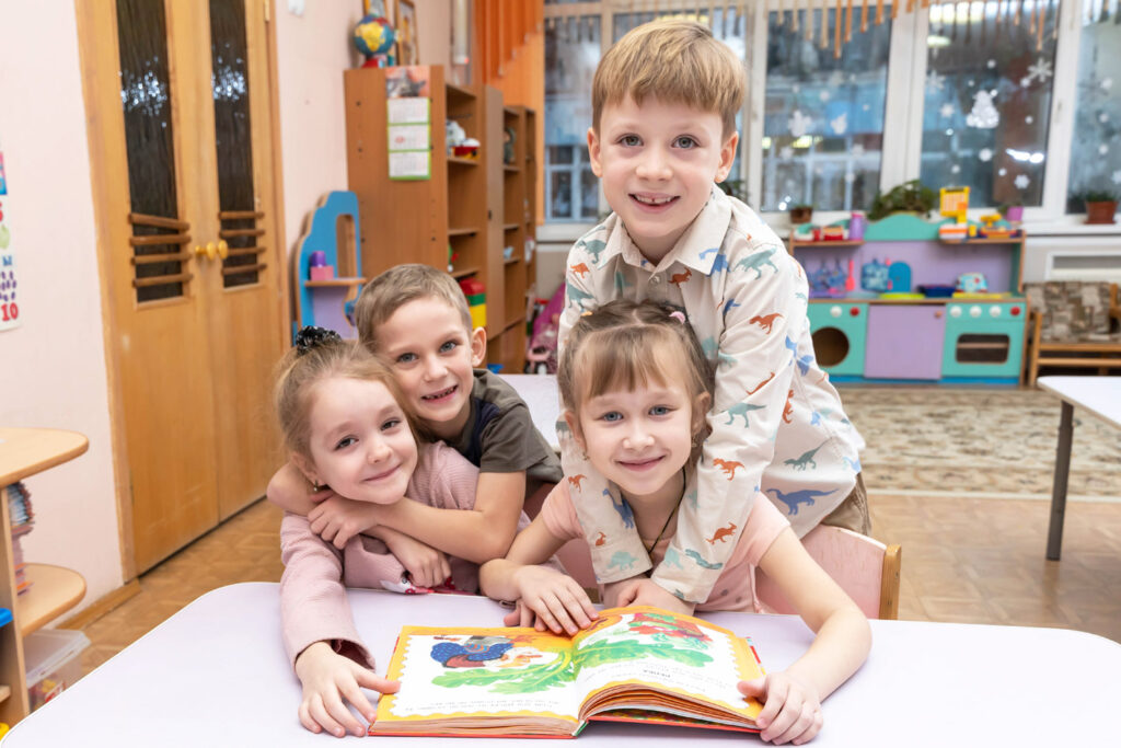 друзья в обнимку